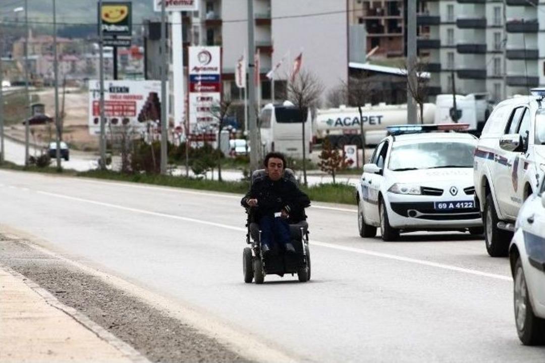 Engellilerin Sesini Duyurabilmek İ&ccedil;in Tekerlekli Sandalyesiyle 23 Kilometre Yol Kat Etti
