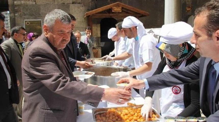 Sivas&rsquo;ta 2 Bin Kişilik Vakıf Yemeği Dağıtıldı