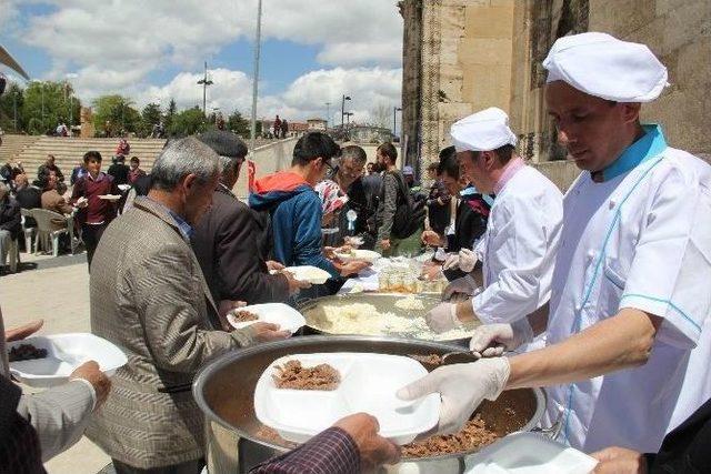 Sivas’ta 2 Bin Kişilik Vakıf Yemeği Dağıtıldı