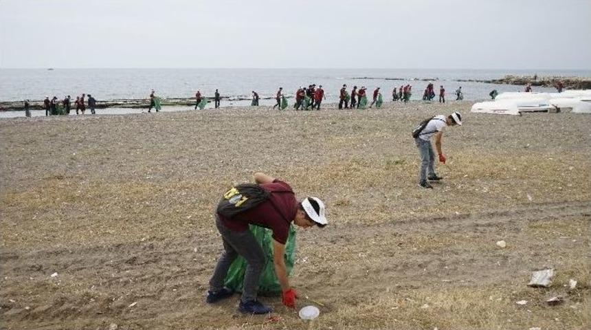 &Ouml;ğrenciler Mezitli Sahilini Temizledi