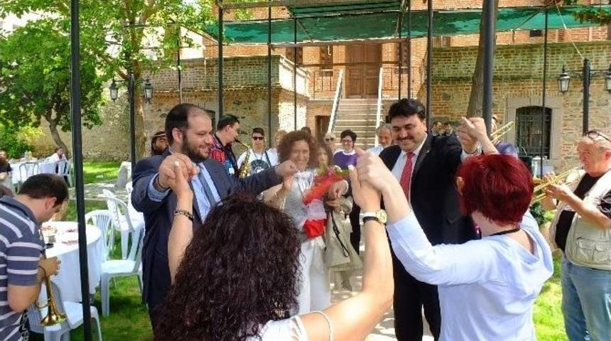 Başkanlar Sirtaki Oynadı