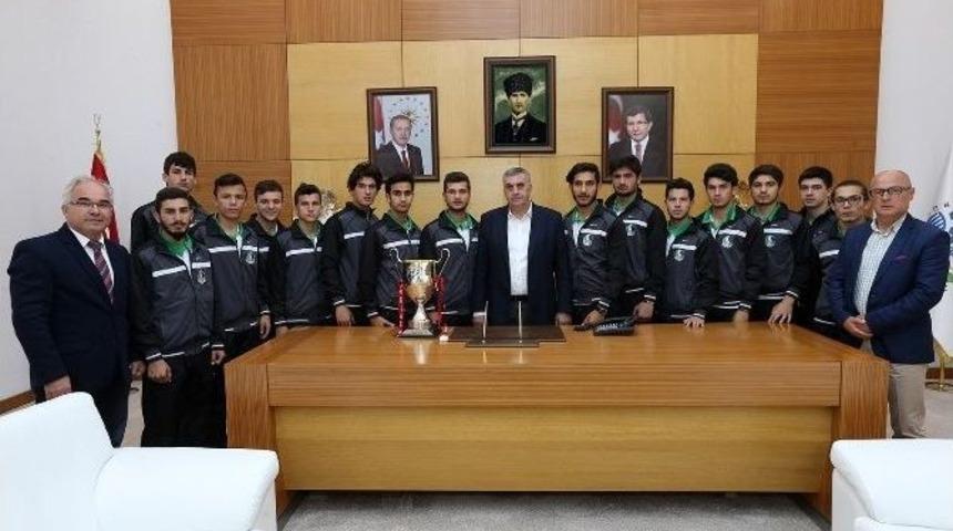 Başkan To&ccedil;oğlu Sakaryaspor U-19 Takımını Ağırladı