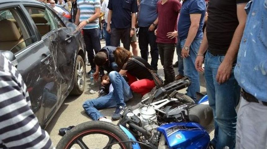 Ayvalık&rsquo;ta Otomobil İle Motosiklet &Ccedil;arpıştı: 2 Yaralı