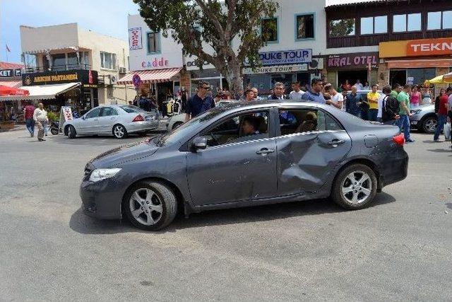 Ayvalık&rsquo;ta Otomobil İle Motosiklet &Ccedil;arpıştı: 2 Yaralı 1