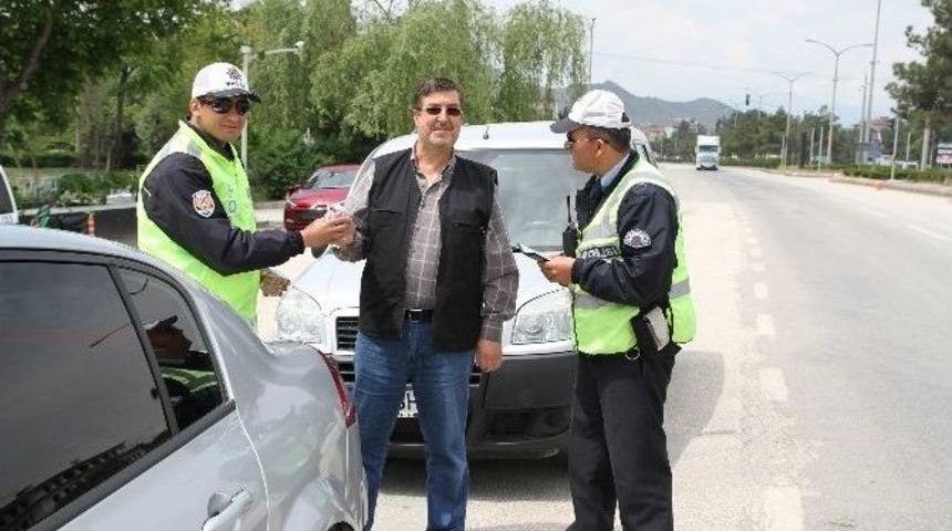 Trafik Polislerinden Ceza Yerine Leblebi