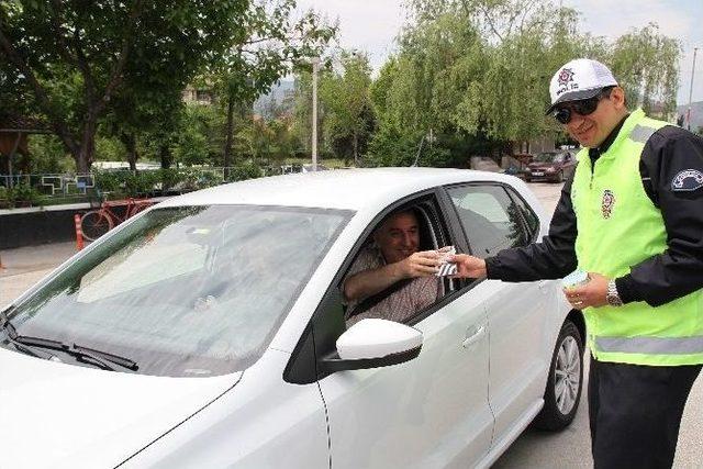 Trafik Polislerinden Ceza Yerine Leblebi