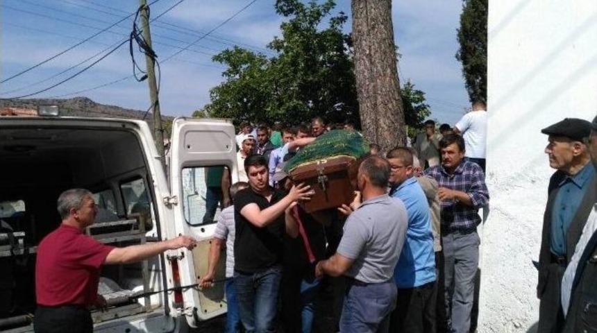 İzmir&rsquo;de &Ouml;l&uuml; Bulunan Altı Yaşındaki İbrahim Toprağa Verildi