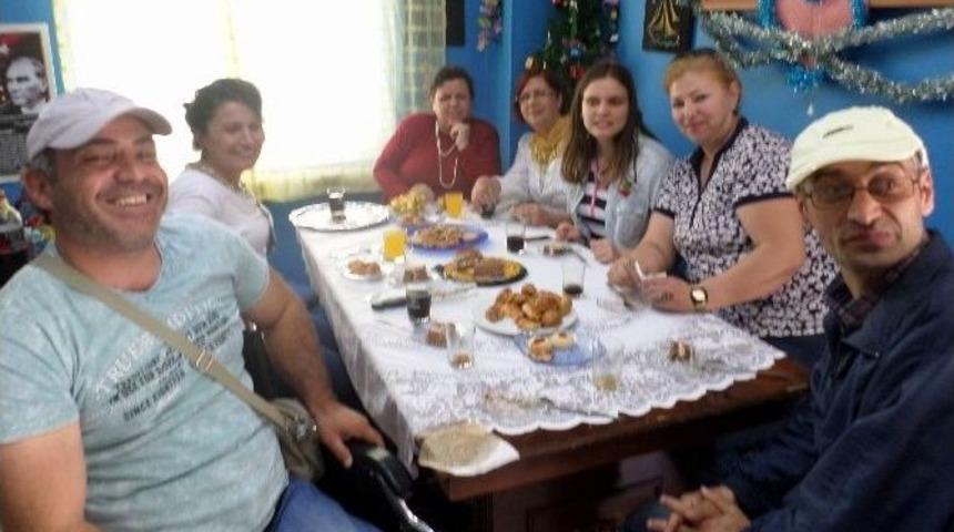 Doğum G&uuml;n&uuml; Kutlanan Engelli Gen&ccedil; Sevin&ccedil;ten Havalara U&ccedil;tu