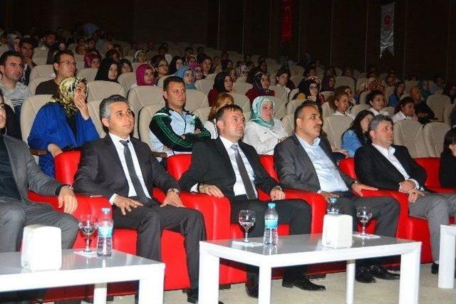 “gençleri Duygulandıran Kutsal Emanetler” Konulu Konferans Düzenlendi 2