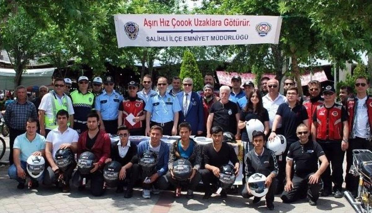 Salihli&rsquo;de G&uuml;venli Trafik İ&ccedil;in Kask Dağıtıldı