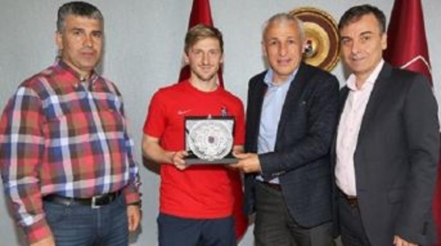 Marko Marin Ve Fatih Atik&rsquo;e Teşekk&uuml;r Plaketi