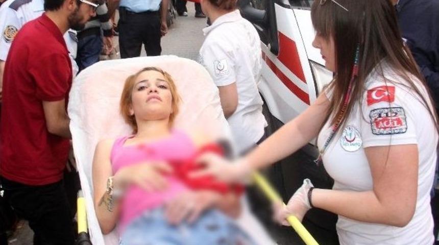 Gen&ccedil; Kız Ağabeyini Rahatsız Eden Kadını Ve Arkadaşını Bı&ccedil;akladı