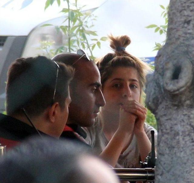 Genç Kız Ağabeyini Rahatsız Eden Kadını Ve Arkadaşını Bıçakladı 1