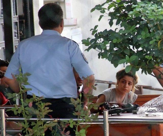 Genç Kız Ağabeyini Rahatsız Eden Kadını Ve Arkadaşını Bıçakladı 2