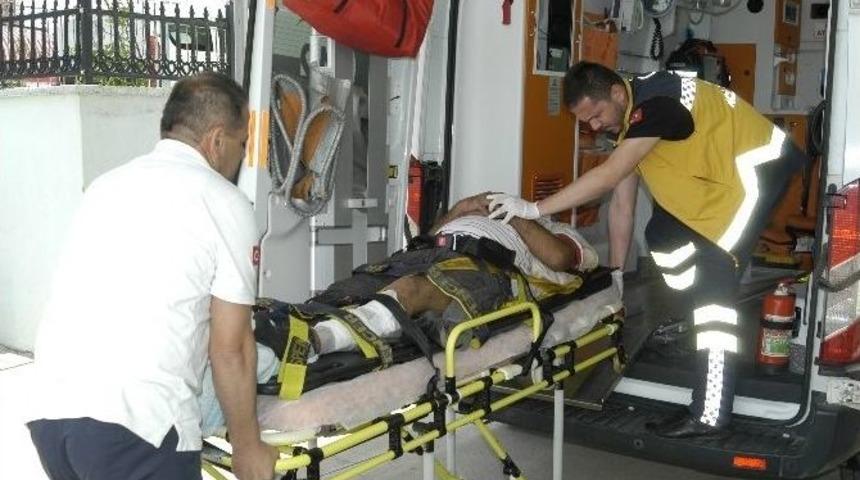 Yol Ortasında Dinlenirken Otomobil &Ccedil;arptı