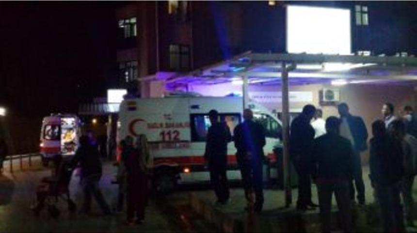 Komşular Arasında Bı&ccedil;aklı Kavga: 3 Yaralı