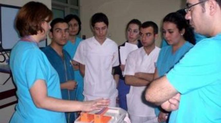 Hemşireler Ve Sağlık &Ccedil;alışanlarının Fedakarlıkları Karşılıksız Bırakılmamalı