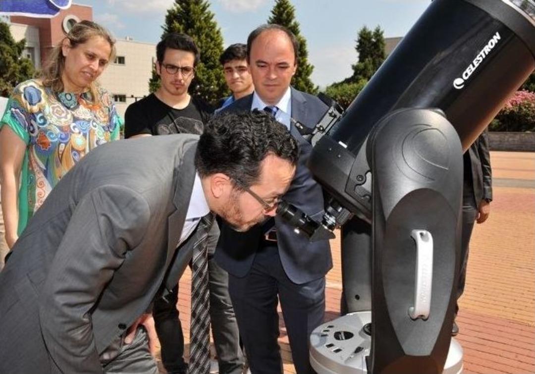 Rekt&ouml;r Bircan, &Ouml;ğrencilerle Birlikte Doğa Olayını İzledi