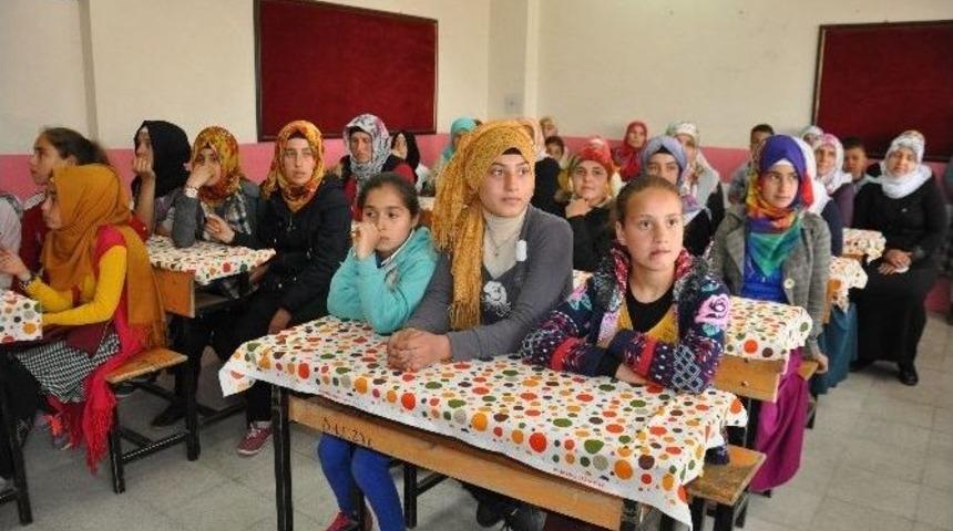 (&ouml;zel Haber) Anne Ve Kızlar Aynı Sırada Eğitim G&ouml;r&uuml;yor