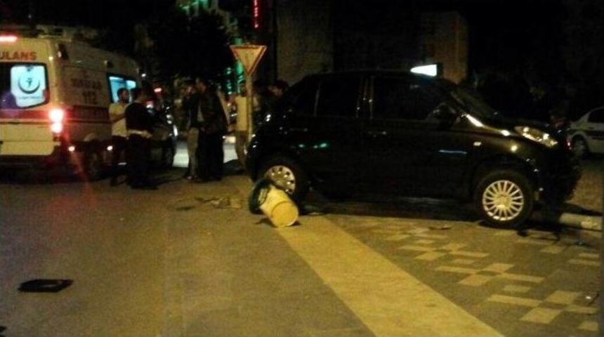 İki Otomobil &Ccedil;arpıştı: 2 Yaralı