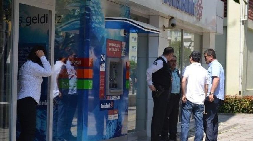 Sahte Polislere İnandı Kredi &Ccedil;ekip Para Yatırdı