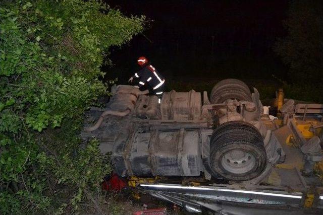 Tem Otoyolunda Tır Şarampole Uçtu: 1 Yaralı