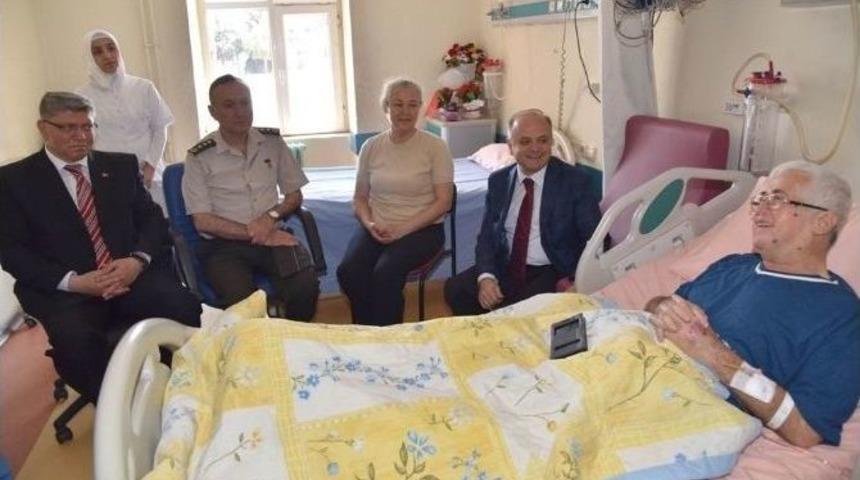 Vali &Ccedil;akacak&rsquo;tan Şehidin Hasta Babasına Koral Ziyareti