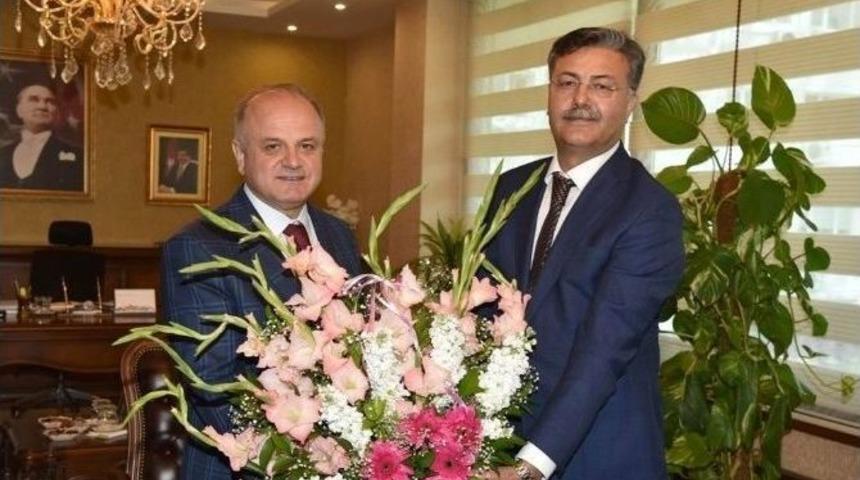 Adana Vakıflar B&ouml;lge M&uuml;d&uuml;r&uuml; Kafes&rsquo;ten Vali &Ccedil;acak&rsquo;a Ziyaret