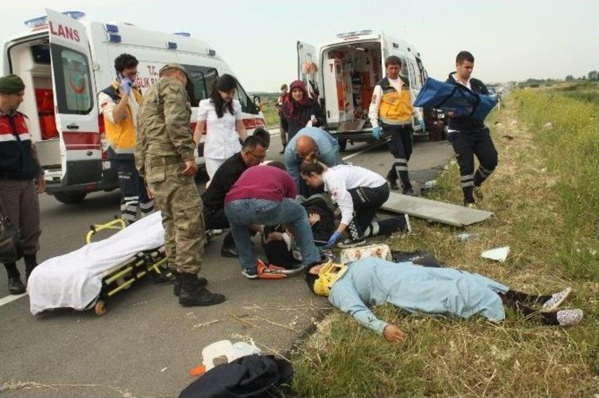 &Ccedil;anakkale&rsquo;de Tur Otob&uuml;s&uuml; Devrildi: 5 &Ouml;l&uuml;, 41 Yaralı