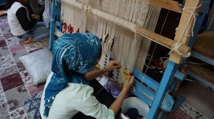 Cizre&rsquo;de &lsquo;y&ouml;resel Kilim Dokuma Kursu&rsquo; A&ccedil;ıldı