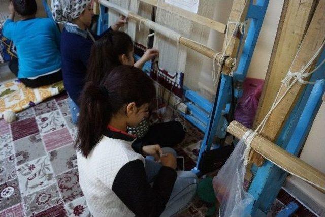 Cizre’de ‘yöresel Kilim Dokuma Kursu’ Açıldı