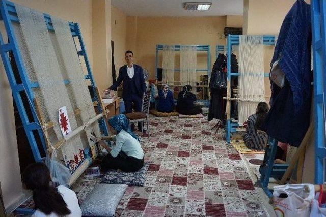 Cizre’de ‘yöresel Kilim Dokuma Kursu’ Açıldı