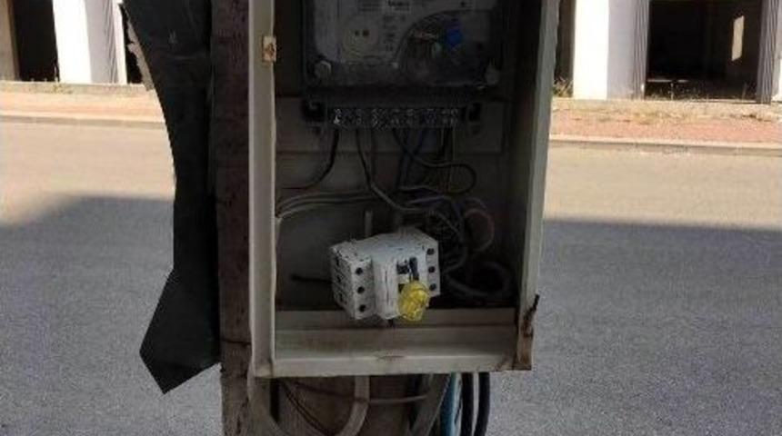Kapağı Olmayan Elektrik Panosu Mahalle Sakinlerini Korkutuyor