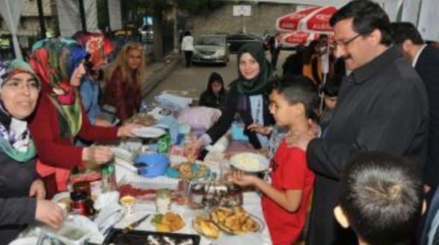 Başkan Ak Okul Kermesine Katkıda Bulundu