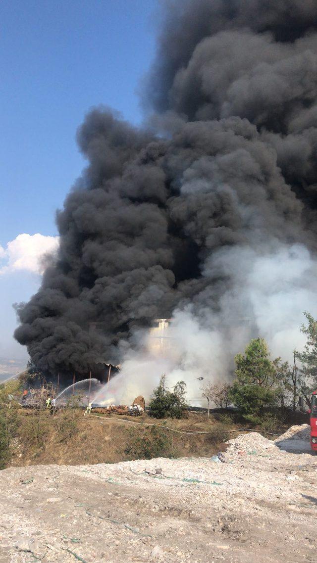 Denizli'de nakliye deposunda yangın (1)