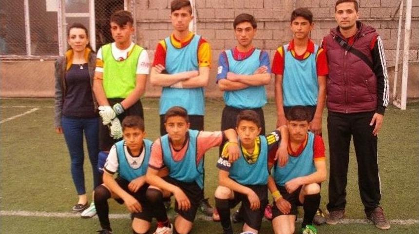 &Ouml;zalp İl&ccedil;esinde Okullar Arası Futbol Turnuvası