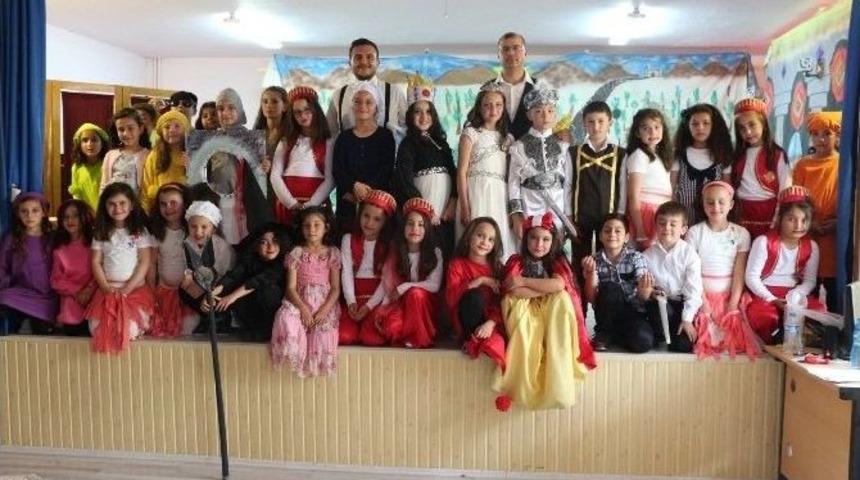 Minik Yıldızlar Tiyatro Topluluğu G&ouml;sterilerini S&uuml;rd&uuml;r&uuml;yor