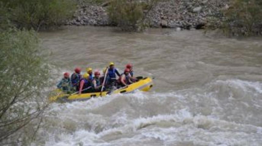 T&uuml;rkiye&rsquo;nin En Hızlı Akan Zap Suyunda Rafting Heyecanı