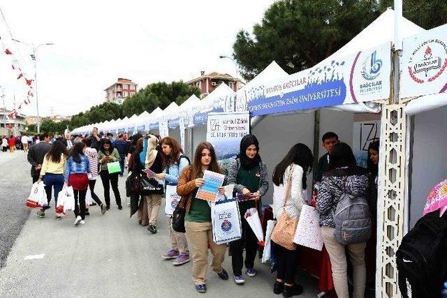 Üniversite Fuarı’na Öğrenci Akını