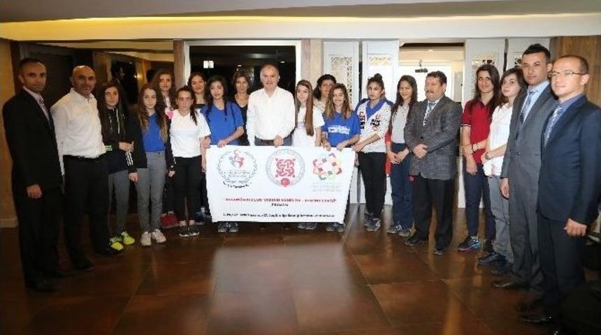 Lise &Ouml;ğrencilerinden Başkan G&uuml;rlesin&rsquo;e Ziyaret
