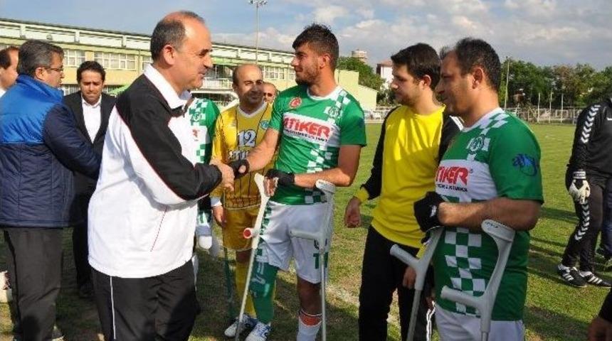 Konya Protokol&uuml; Bedensel Engellerilerle Futbol Ma&ccedil;ı Yaptı