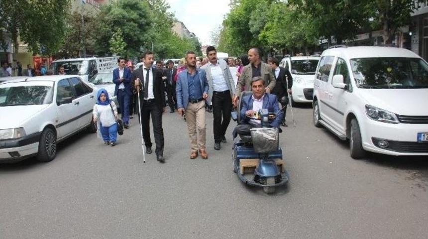 Bing&ouml;l&rsquo;de &lsquo;sevgi Her Engeli Aşar&rsquo; Y&uuml;r&uuml;y&uuml;ş&uuml;