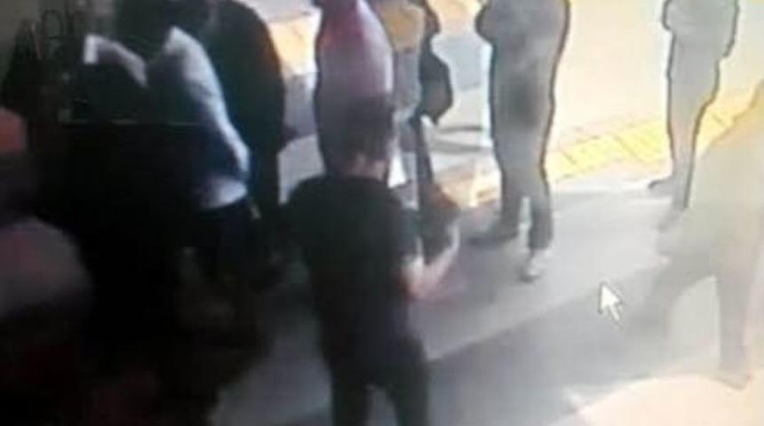 İzmir Adliyesi&rsquo;nde Bomba Paniği