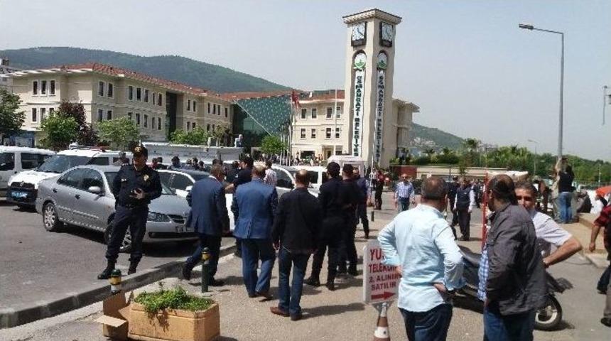 D&uuml;kkanlarının Yıkılmasına Tepki G&ouml;steren Esnaf İle Polis Arasında Arbede