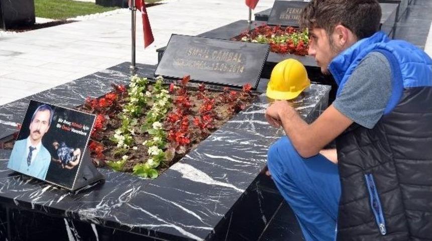 (&ouml;zel Haber) Elinde Baretiyle Babasının Mezarına Koştu