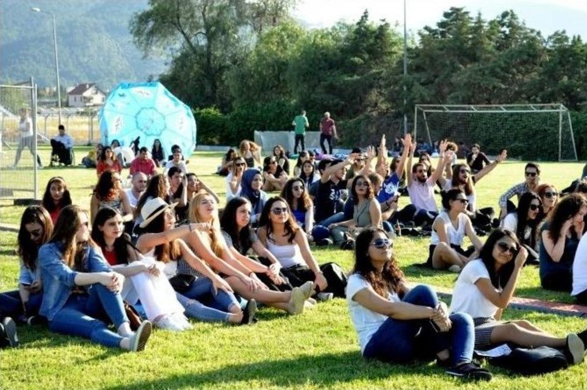 İzmir &Uuml;niversitesi Baharı Şenlikle Karşıladı