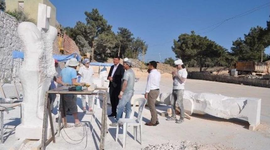 Başkan Turgut, Taş Heykel Sanat&ccedil;ılarını Ziyaret Etti
