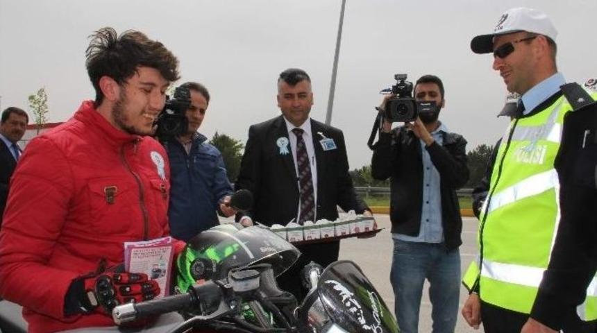 Polis Bu Kez Ceza Kesmedi Leblebi Dağıttı