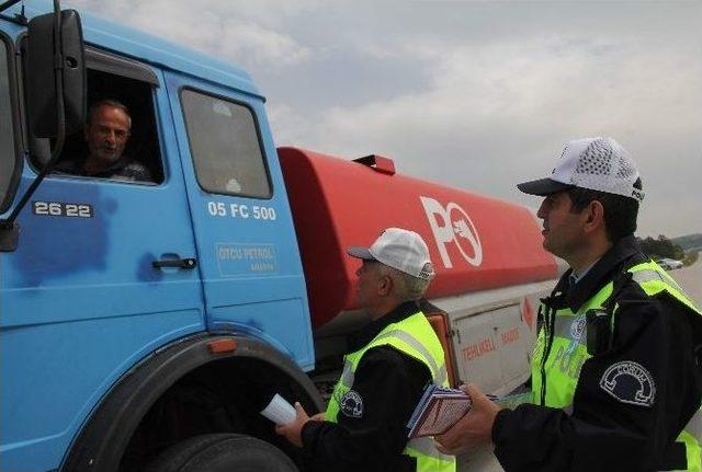 Polis Bu Kez Ceza Kesmedi Leblebi Dağıttı