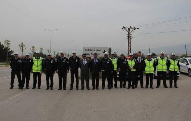 Polis Bu Kez Ceza Kesmedi Leblebi Dağıttı